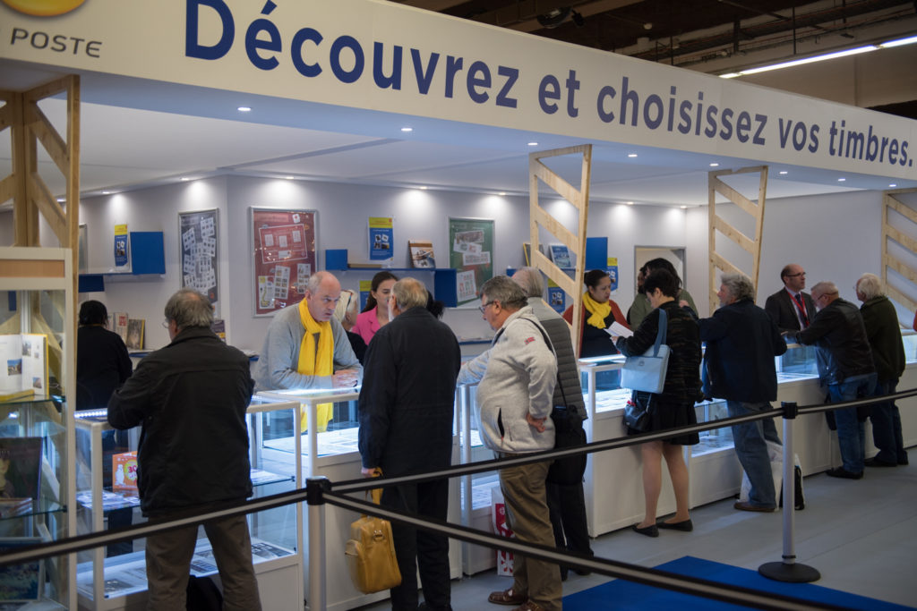Image d'un salon aux collections.